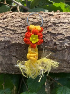 Accessoires au poil animaux fait main, fabrication en Normandie, porte-clé fleur orange avec perle jaune