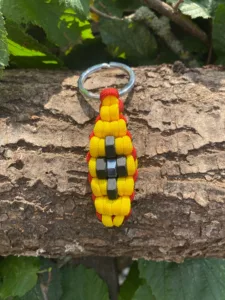 Accessoires au poil animaux fait main, fabrication en Normandie, porte-clé losange écrous noirs, argent et jaune