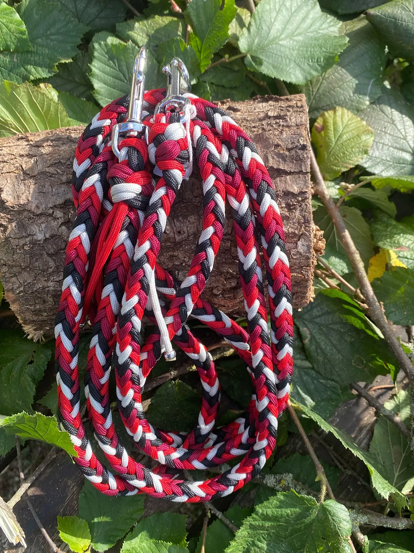 Accessoires au poil animaux fait main, fabrication en Normandie, laisse herringbone avec 2 mousquetons coloris rouge, noir et blanc