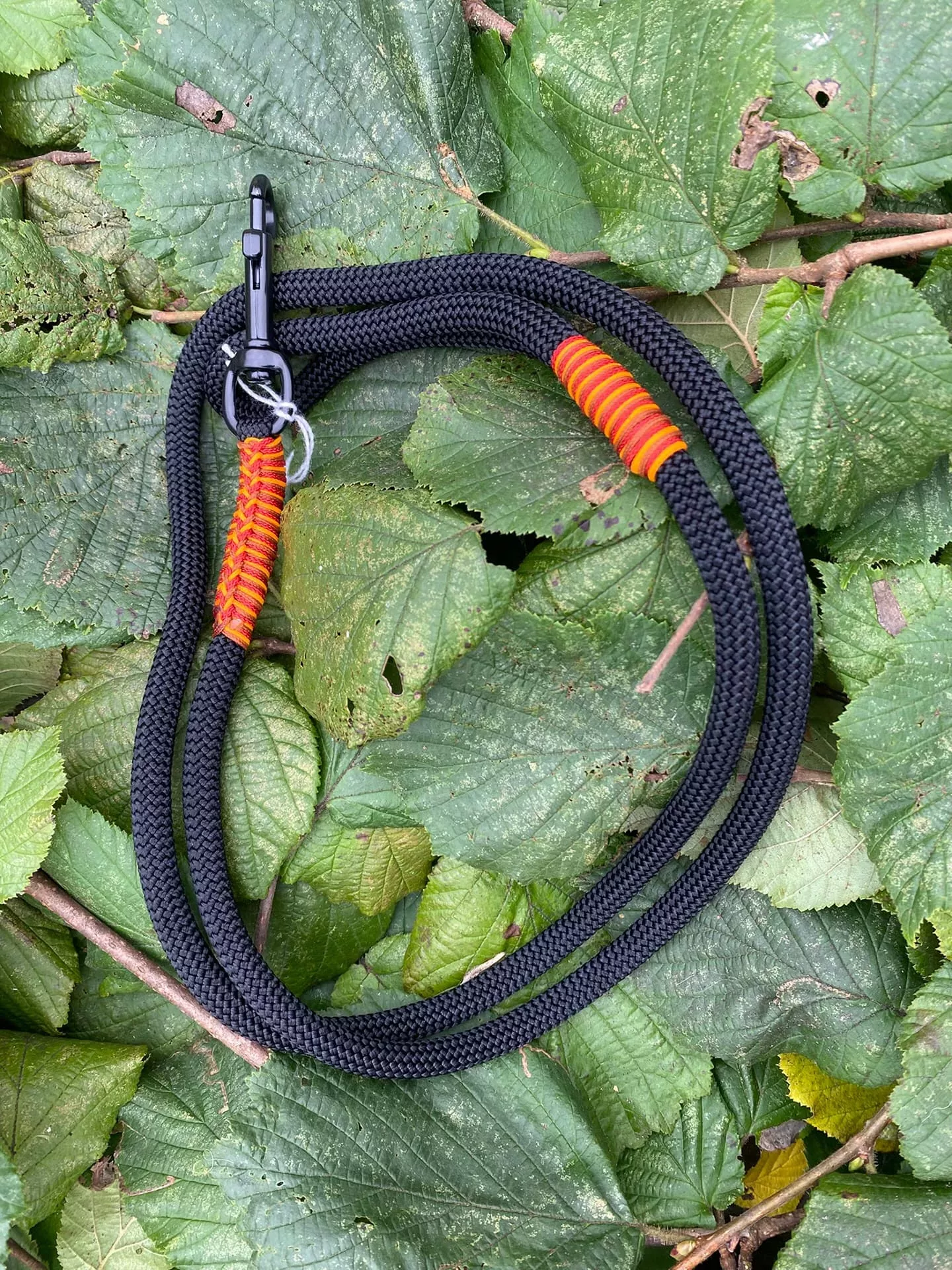 Accessoires au poil animaux fait main, fabrication en Normandie, laisse pour chien 8mm noire finition orange