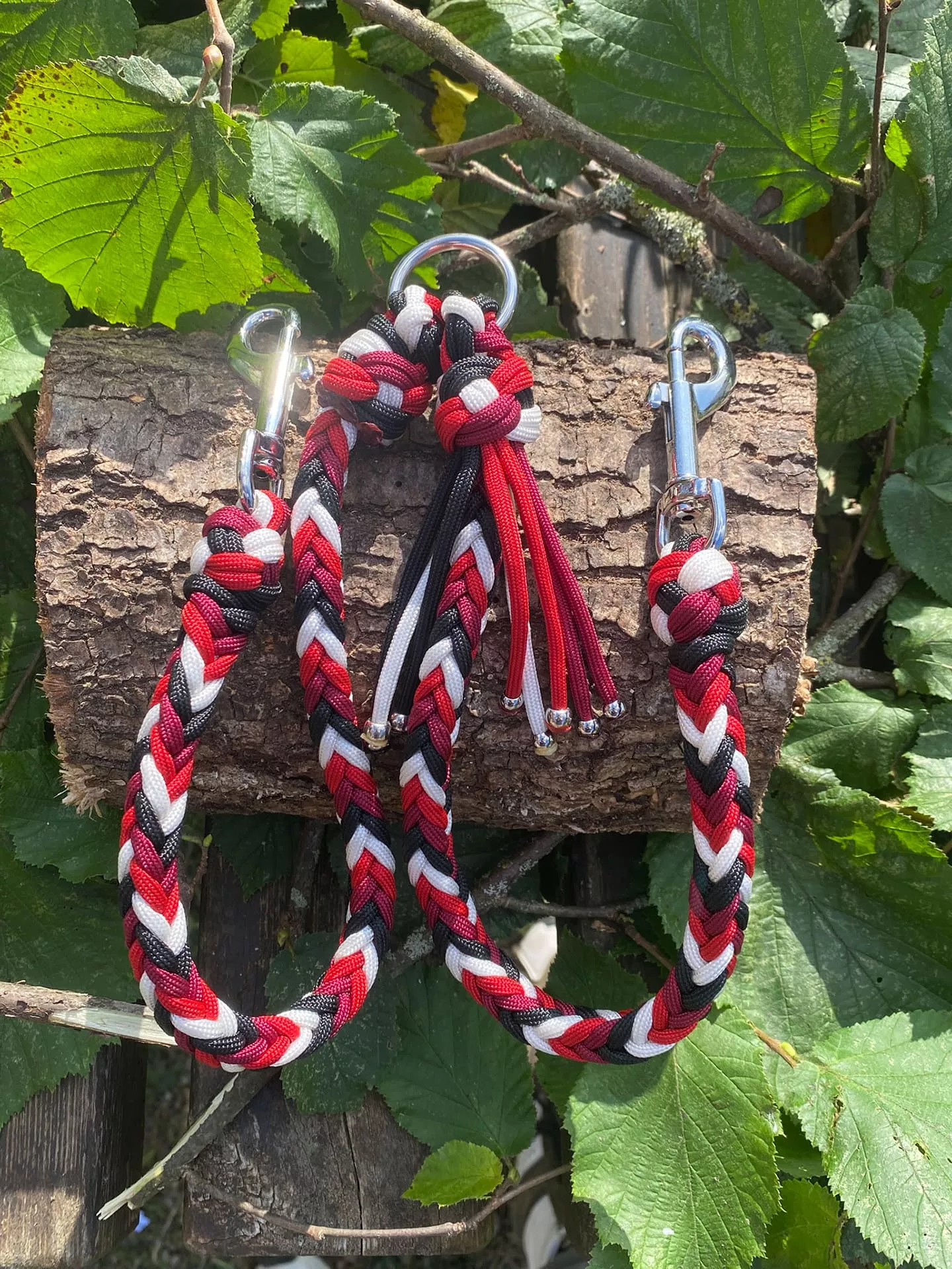 Accessoires au poil animaux fait main, fabrication en Normandie, laisse pour chien herringbone coloris rouge et noir
