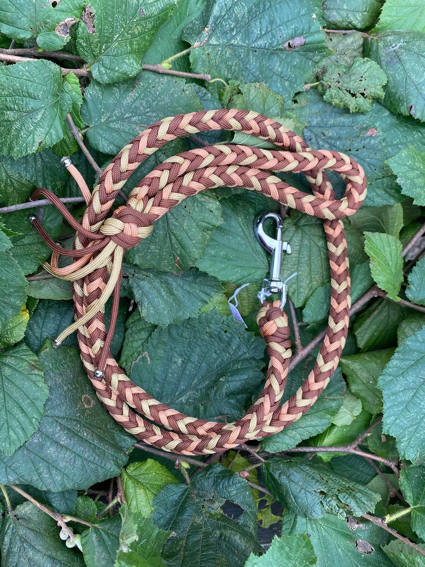 Accessoires au poil animaux fait main, fabrication en Normandie, laisse lasso pour chien herrigbone couleur chocolat et or