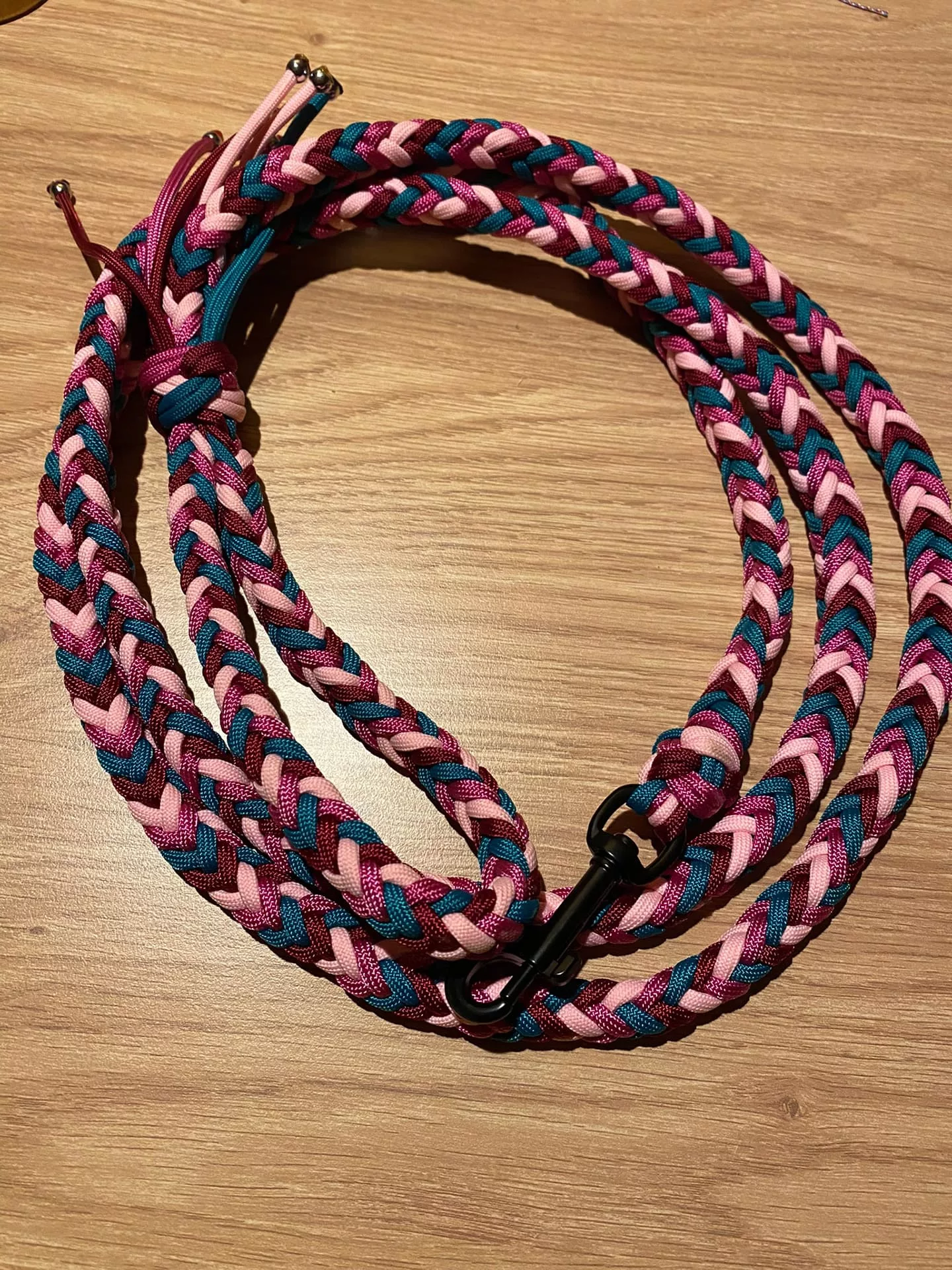 Accessoires au poil animaux fait main, fabrication en Normandie, laisse herringbone pour chien coloris teal et rose