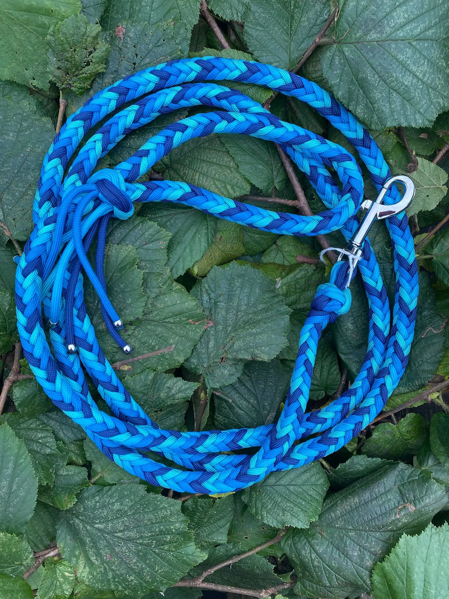 Accessoires au poil animaux fait main, fabrication en Normandie, laisse herringbone pour chien coloris camaïeu bleu