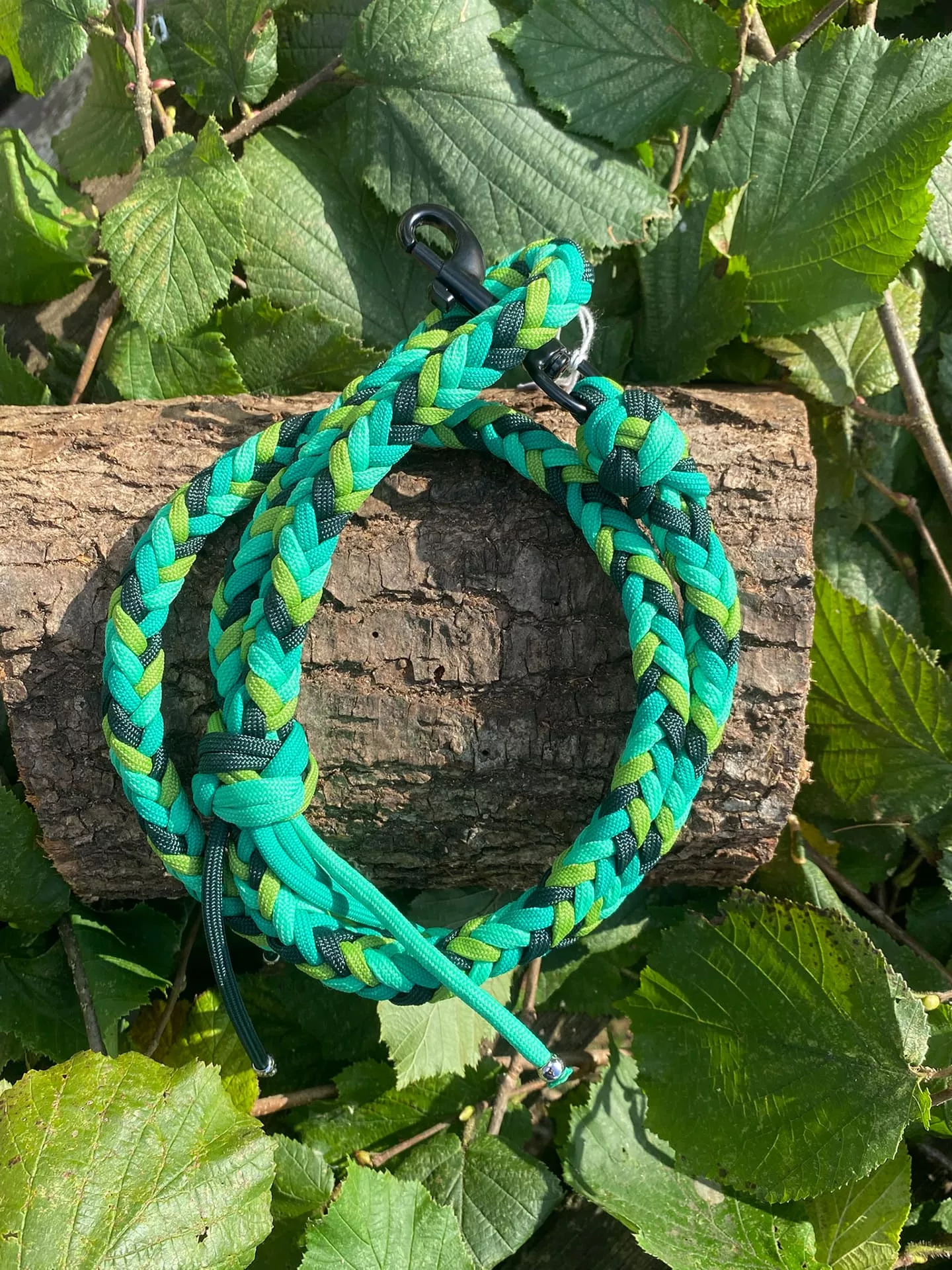 Accessoires au poil animaux fait main, fabrication en Normandie, laisse herringbone pour chien coloris camaïeu vert