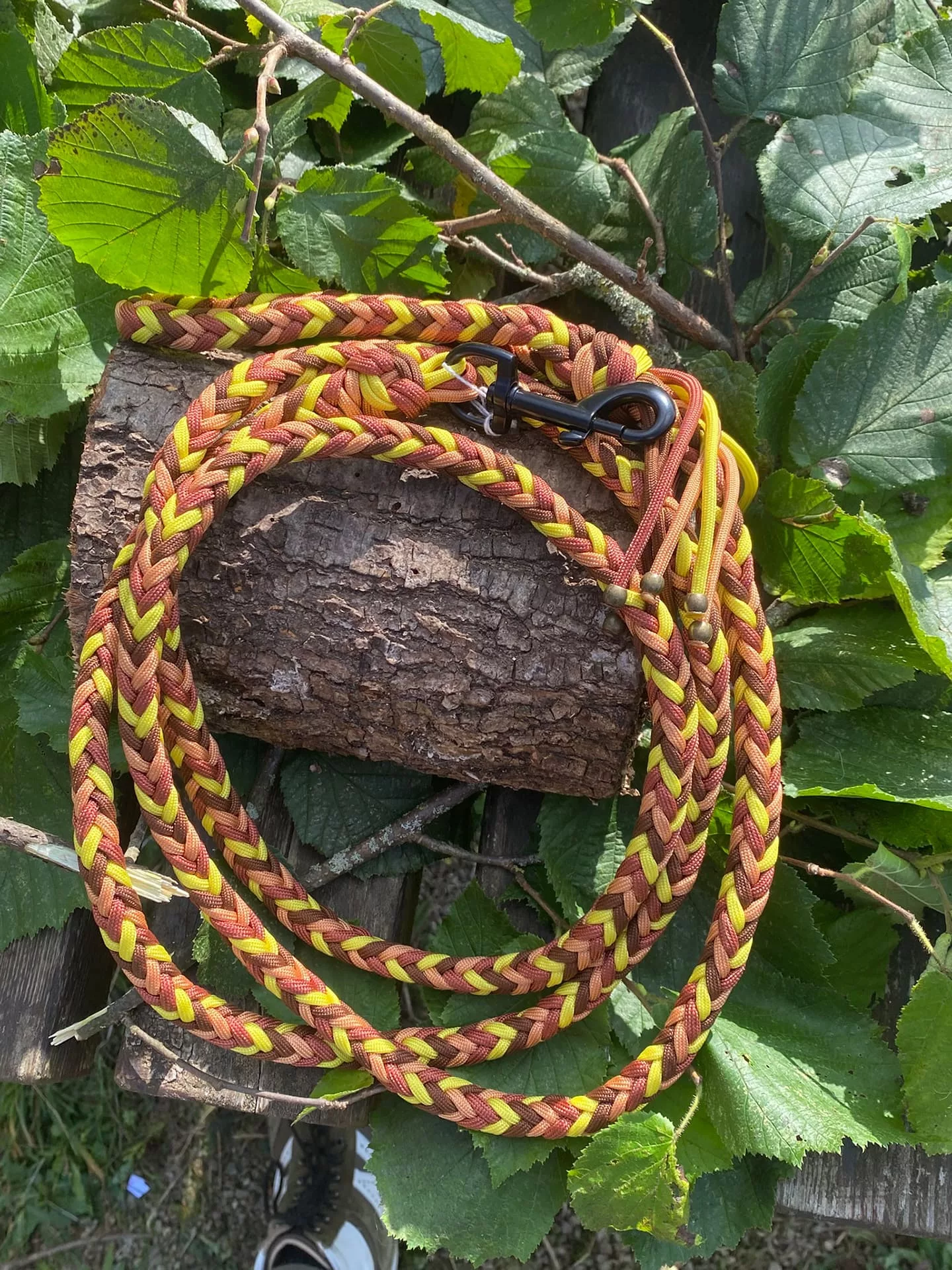 Accessoires au poil animaux fait main, fabrication en Normandie, laisse herringbone pour chien coloris chocolat, caramel et jaune