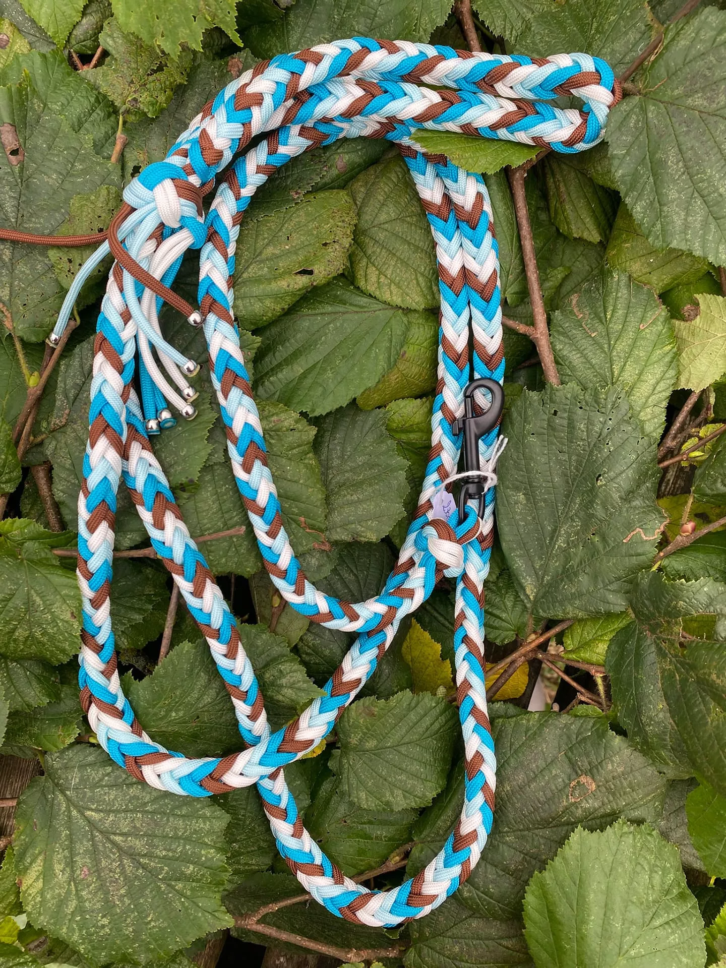 Accessoires au poil animaux fait main, fabrication en Normandie, laisse herringbone pour chien coloris chocolat, bleu et blanc