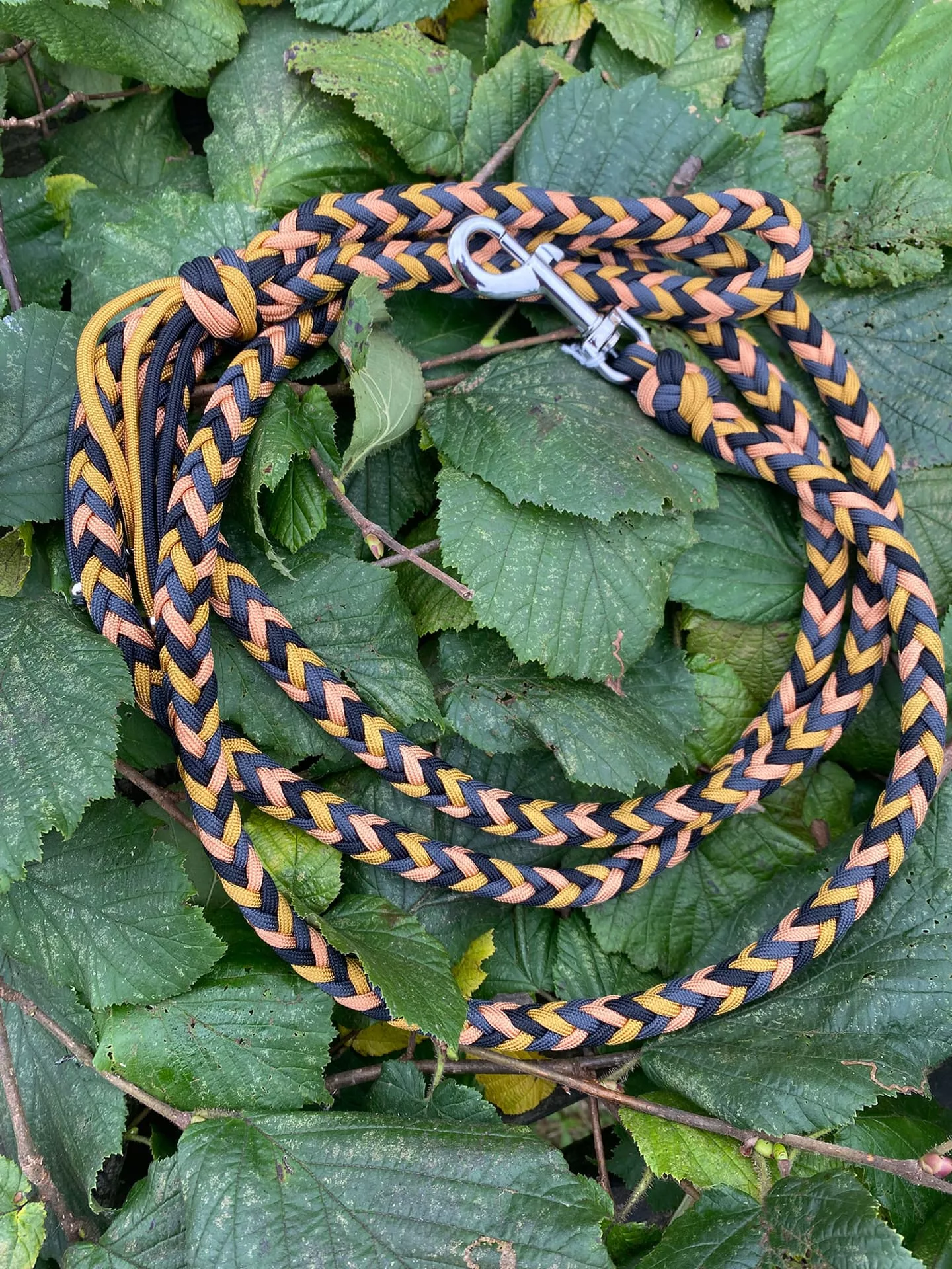 Accessoires au poil animaux fait main, fabrication en Normandie, laisse herringbone pour chien coloris or, anthracite et noir glamour