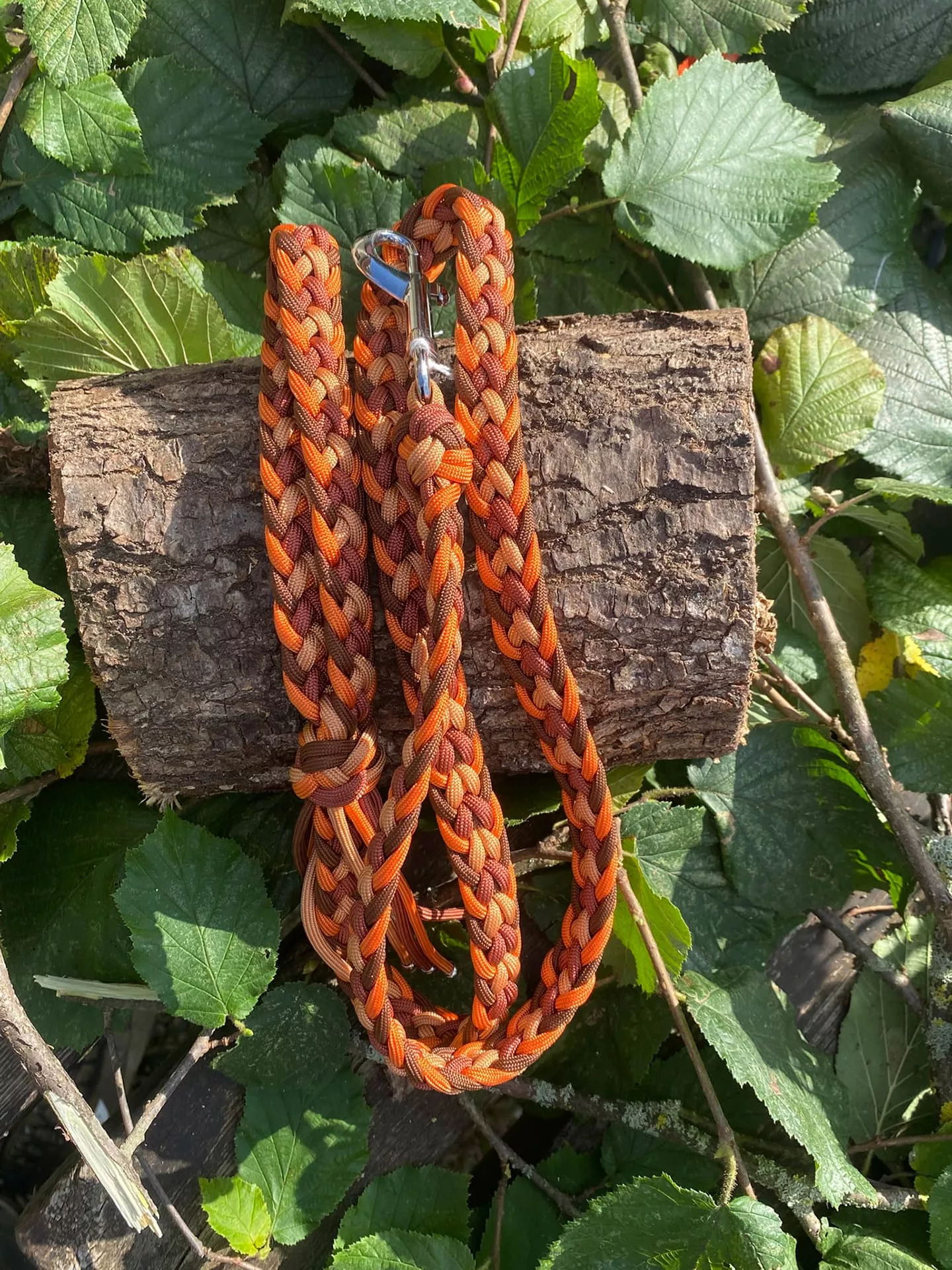 Accessoires au poil animaux fait main, fabrication en Normandie, laisse karayatsu pour chien coloris bronze et orange