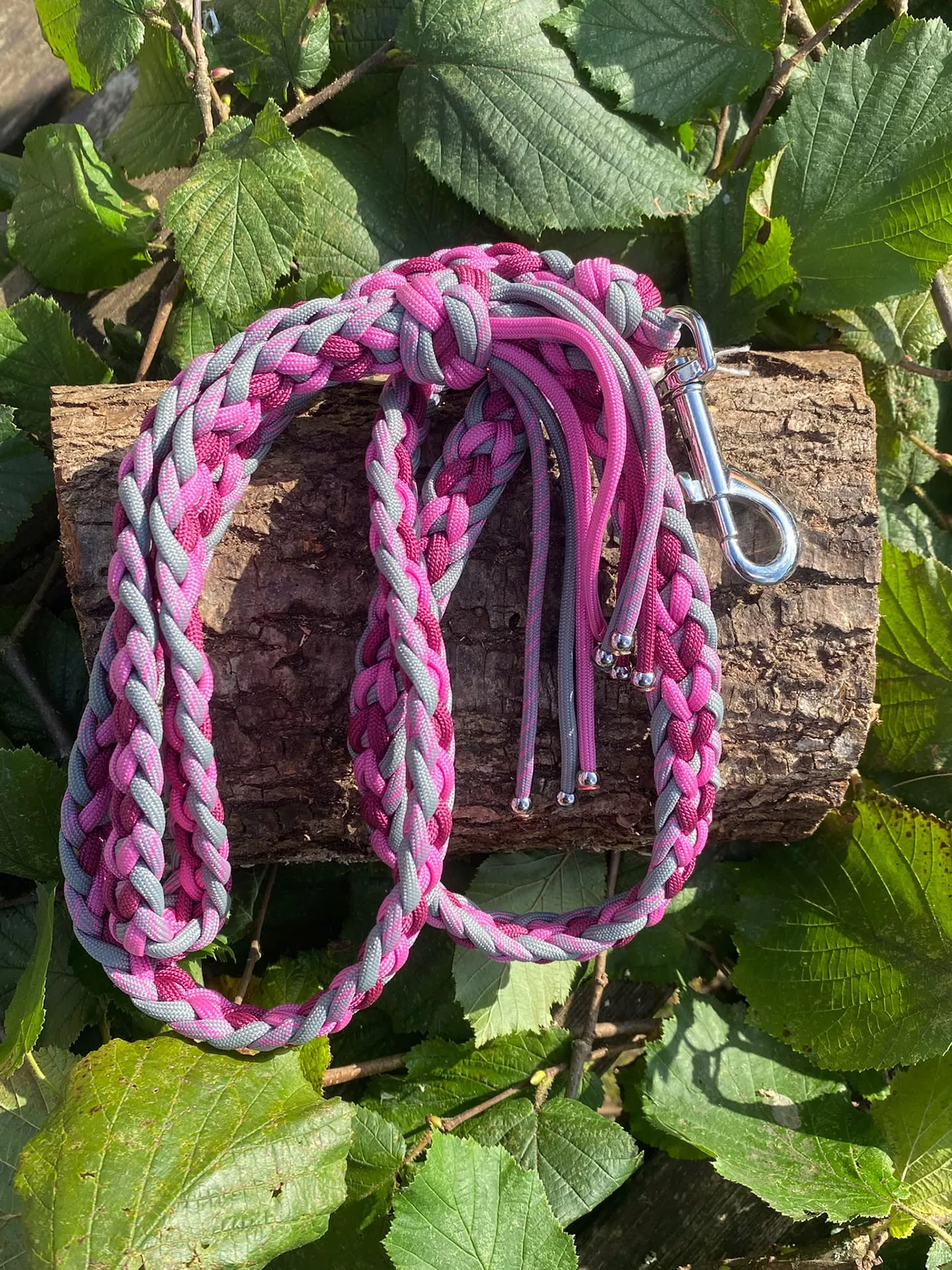 Accessoires au poil animaux fait main, fabrication en Normandie, laisse karayatsu pour chien coloris rose et gris