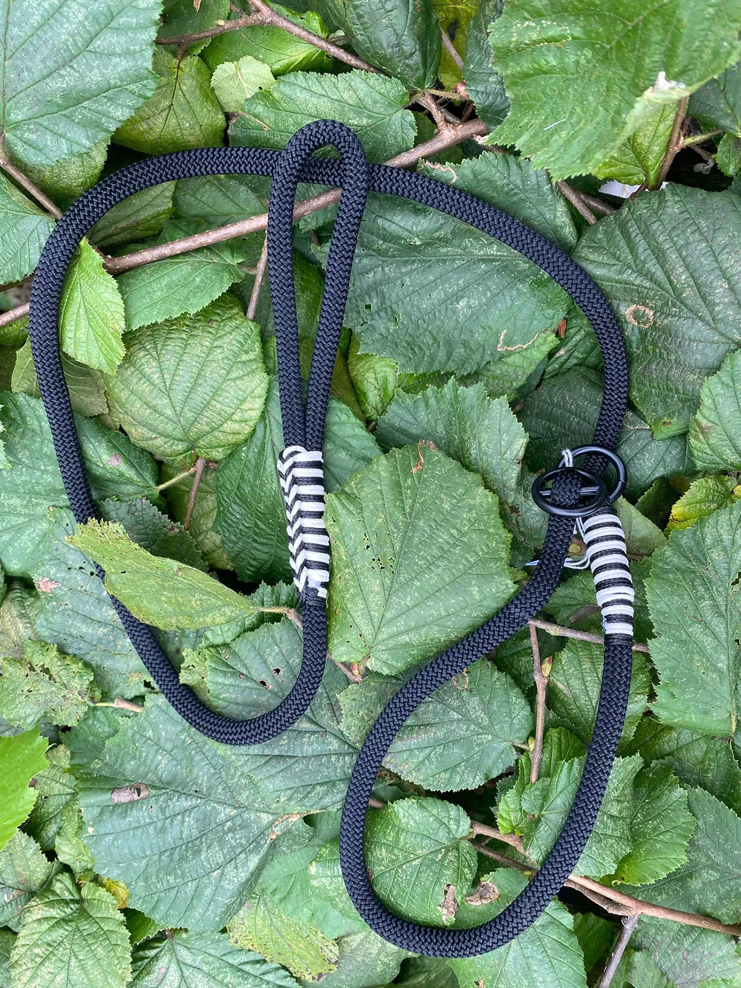 Accessoires au poil animaux fait main, fabrication en Normandie, laisse lasso pour chien couleur noire