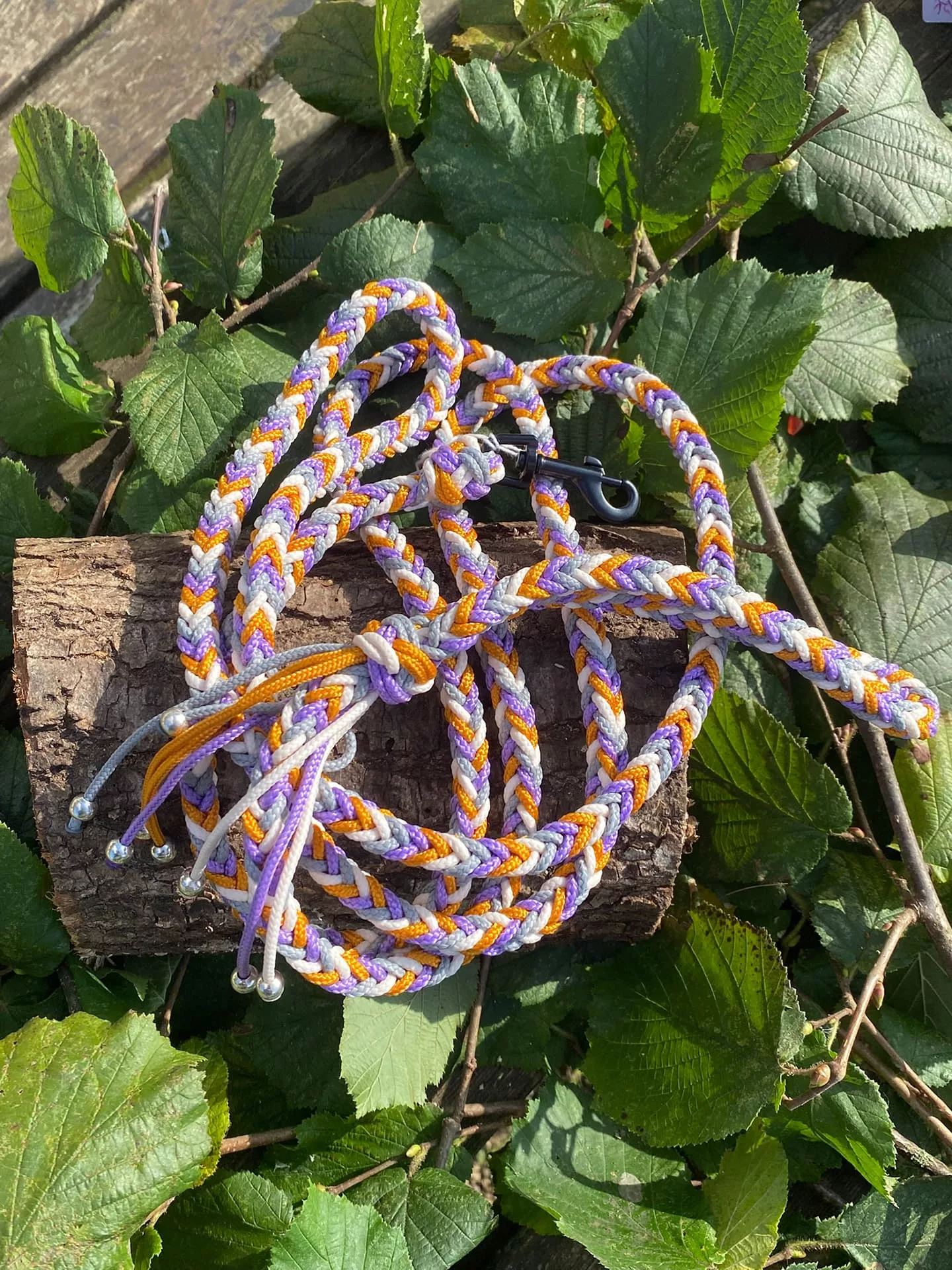 Accessoires au poil animaux fait main, fabrication en Normandie, laisse pour chien avec 2 mousquetons, Herringbone coloris violet et blanc