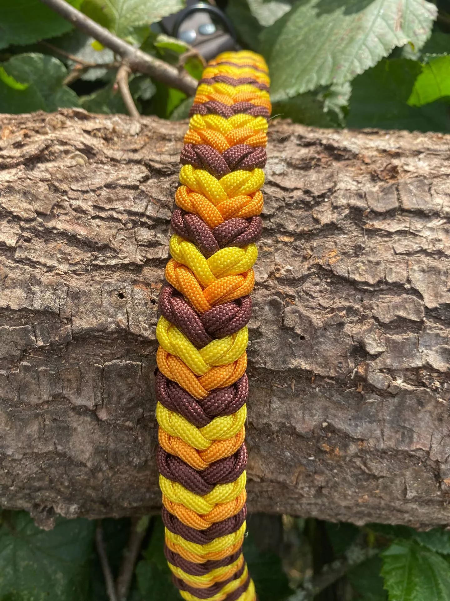 Accessoires au poil animaux fait main, fabrication en Normandie, collier type snakebelly 3 couleur coloris chocolat, caramel et jaune