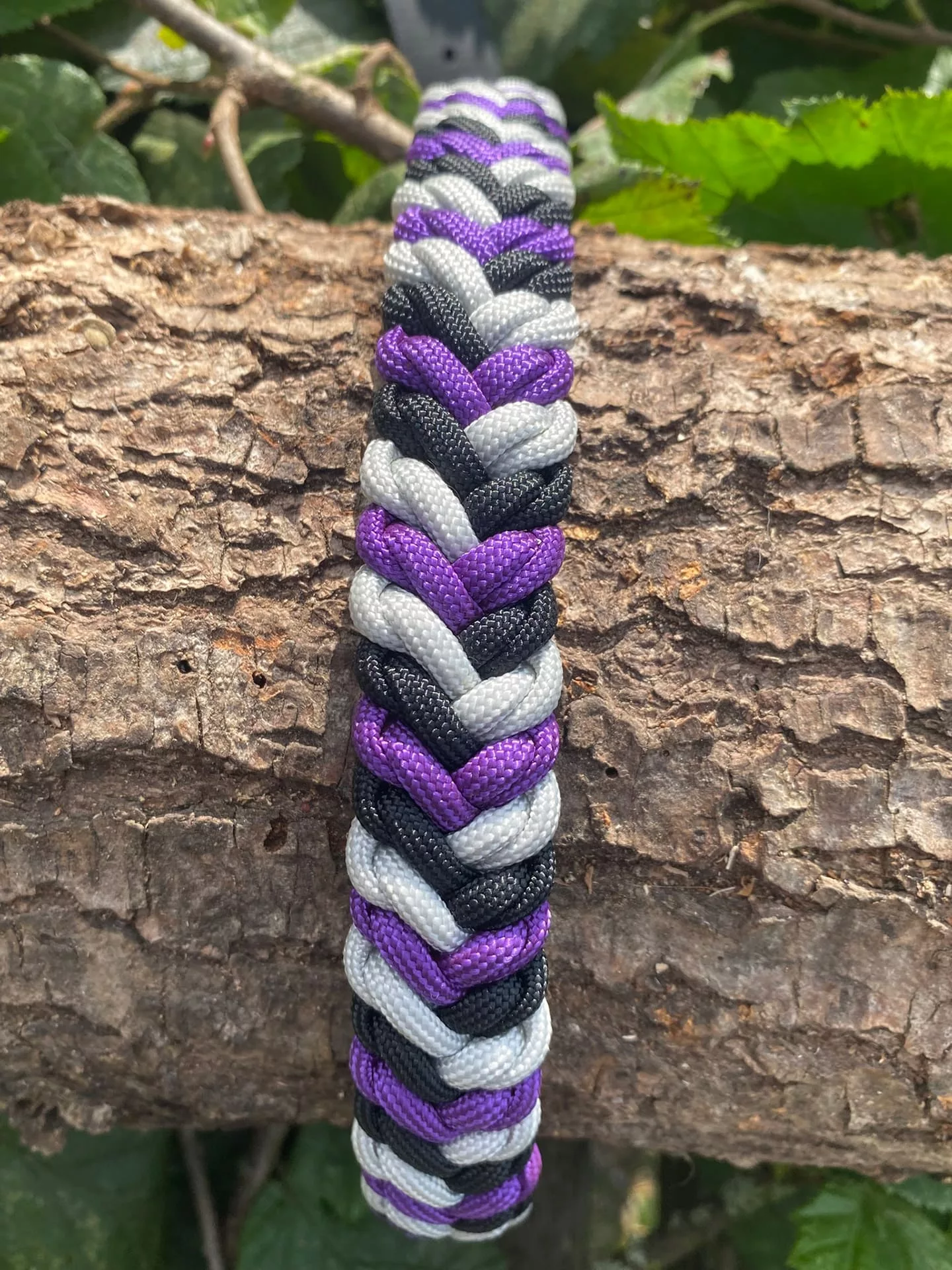 Accessoires au poil animaux fait main, fabrication en Normandie, collier type snakebelly 3 couleur coloris violet, argent et noir