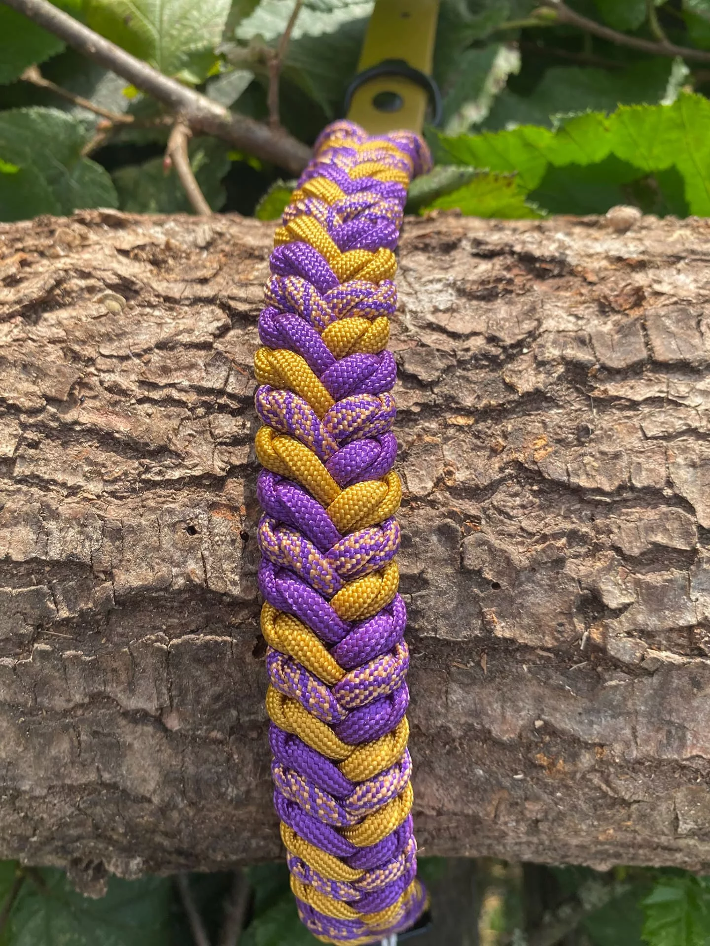 Accessoires au poil animaux fait main, fabrication en Normandie, collier type snakebelly 3 couleur coloris violet, or bariolé