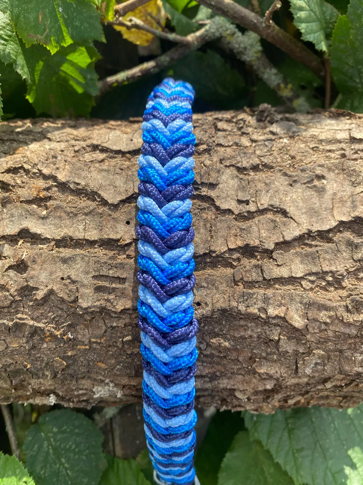 Accessoires au poil animaux fait main, fabrication en Normandie, collier type snakebelly 3 couleur coloris camaïeu bleu