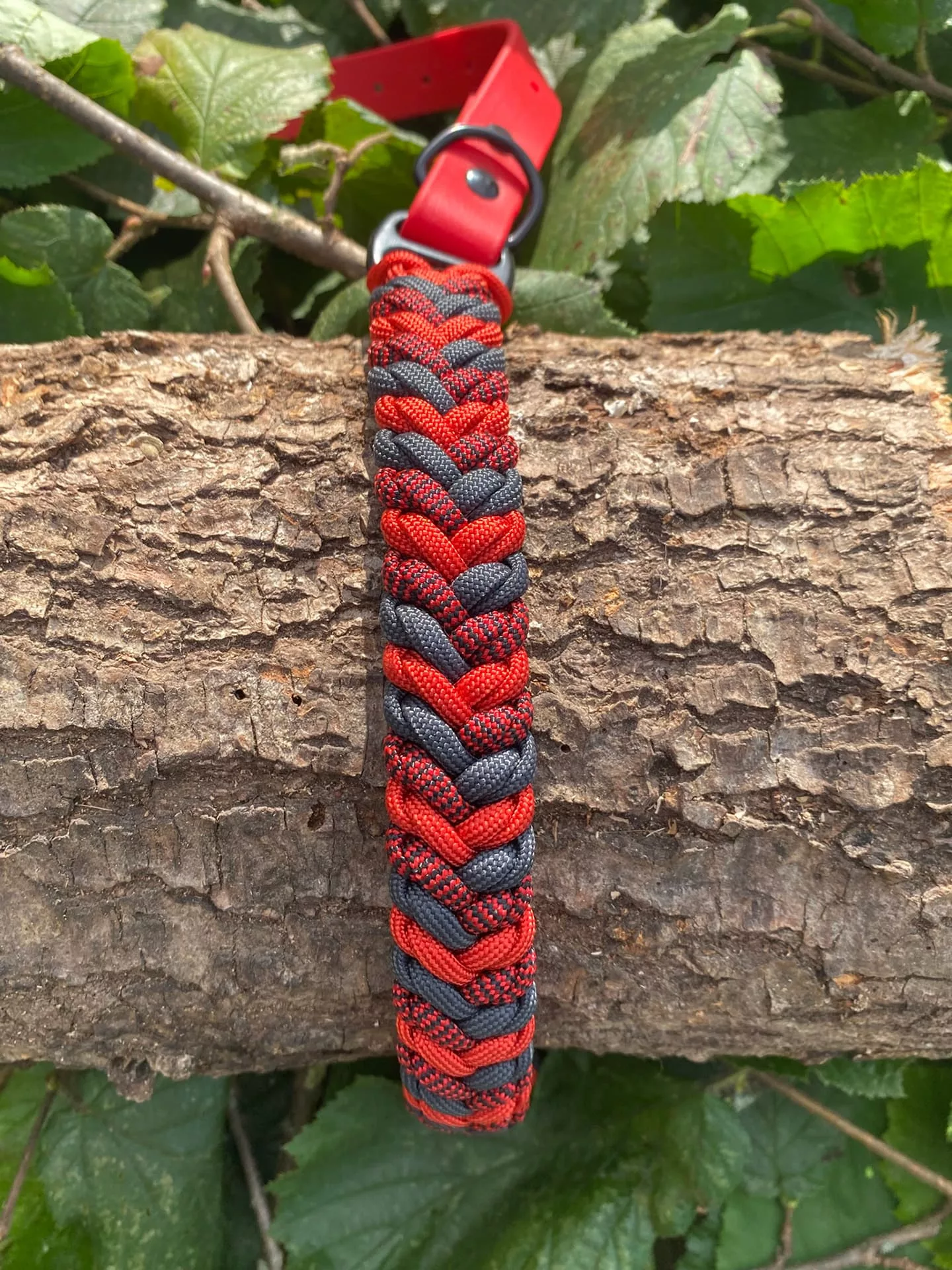 Accessoires au poil animaux fait main, fabrication en Normandie, collier type snakebelly 3 couleur coloris noircarbone bariolé et rouge