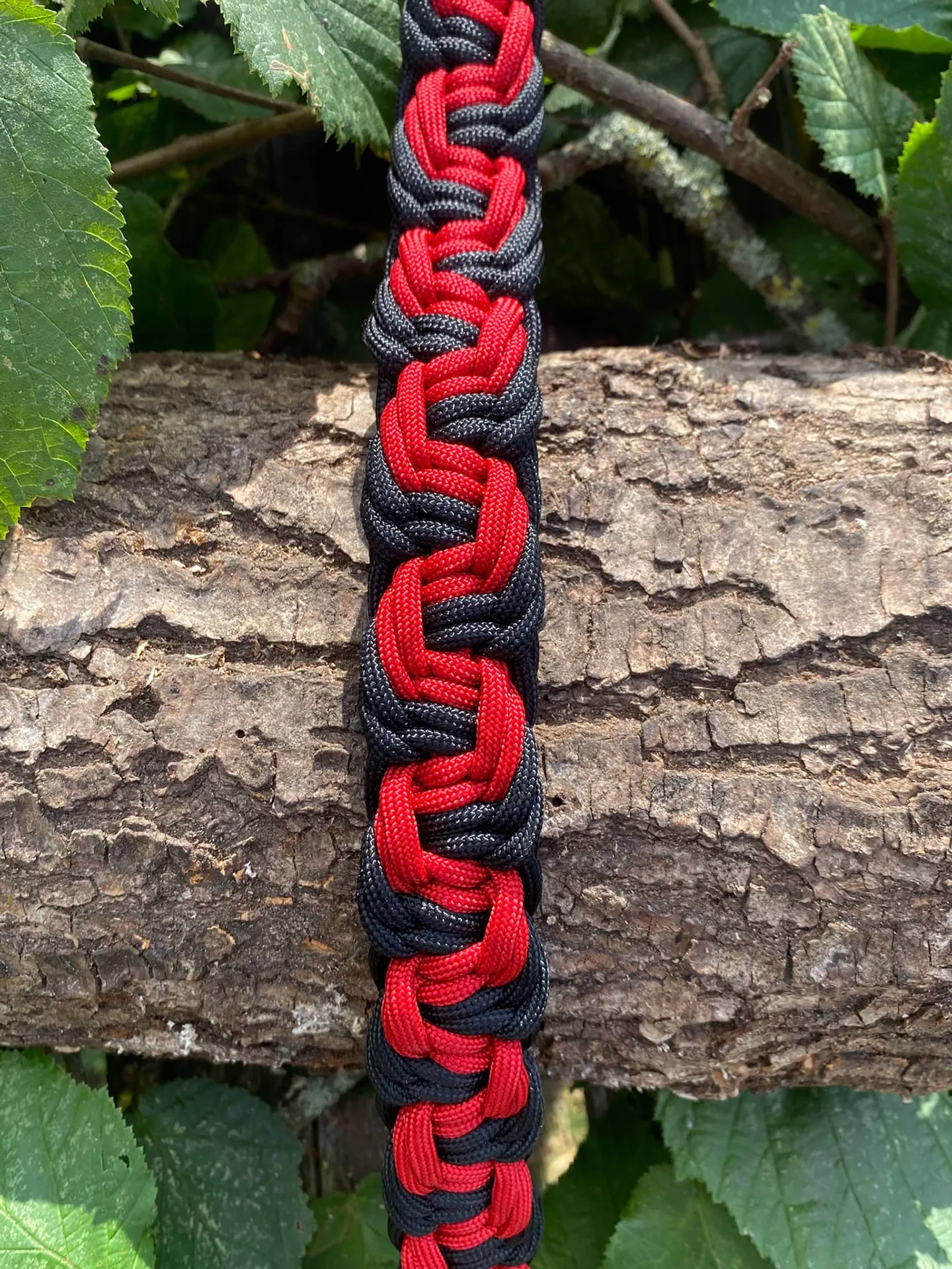 Accessoires au poil animaux fait main, fabrication en Normandie, collier type salomon 4 couleur coloris noir et rouge
