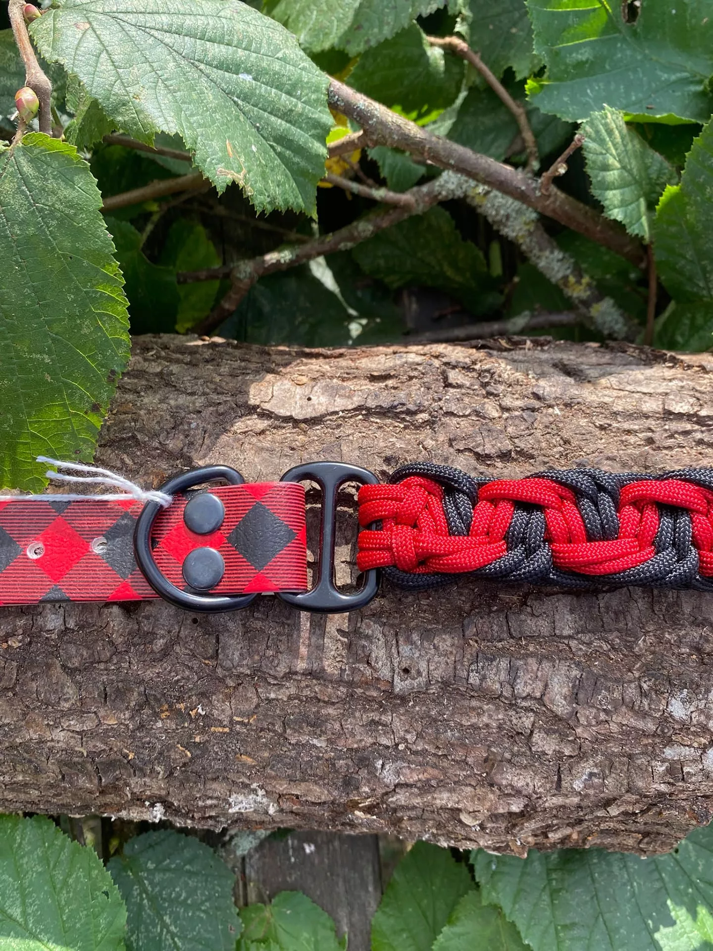 Accessoires au poil animaux fait main, fabrication en Normandie, collier type salomon 4 couleur coloris noir et rouge