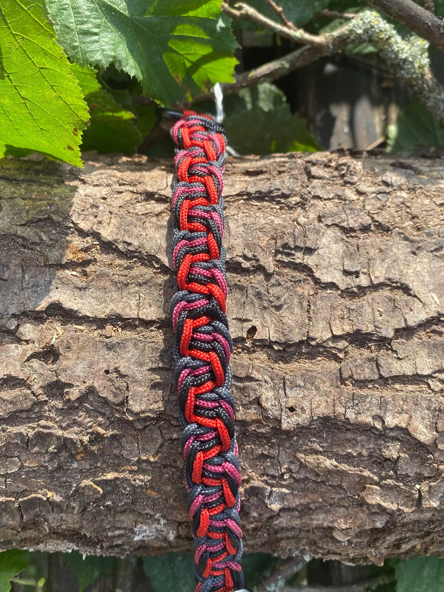 Accessoires au poil animaux fait main, fabrication en Normandie, collier type salomon 4 couleur coloris noir et rouge