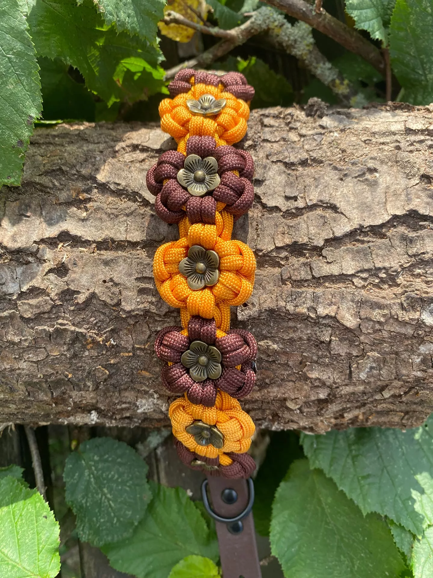 Accessoires au poil animaux fait main, fabrication en Normandie, collier type aztecsunbar coloris orange et marron avec une finition perles