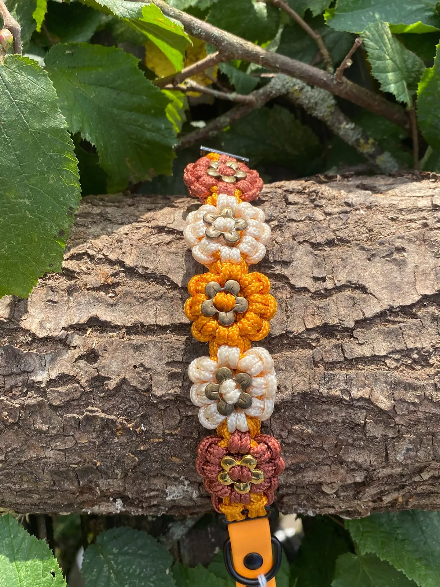 Accessoires au poil animaux fait main, fabrication en Normandie, collier type aztecsunbar coloris blanc et chocolat