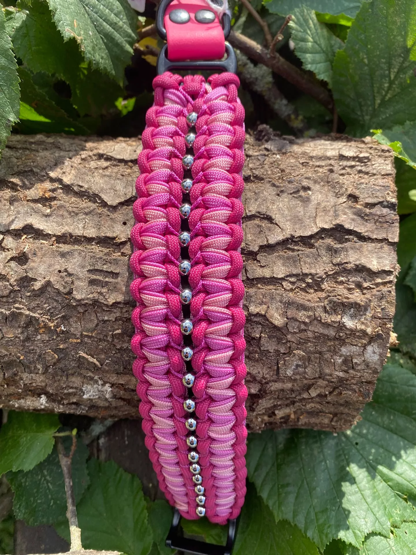 Accessoires au poil animaux fait main, fabrication en Normandie, collier type helmys first coloris rose avec une finition perles