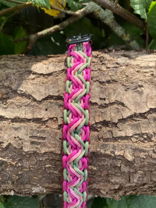 Accessoires au poil animaux fait main, fabrication en Normandie, collier type mystiqueWutz coloris rose