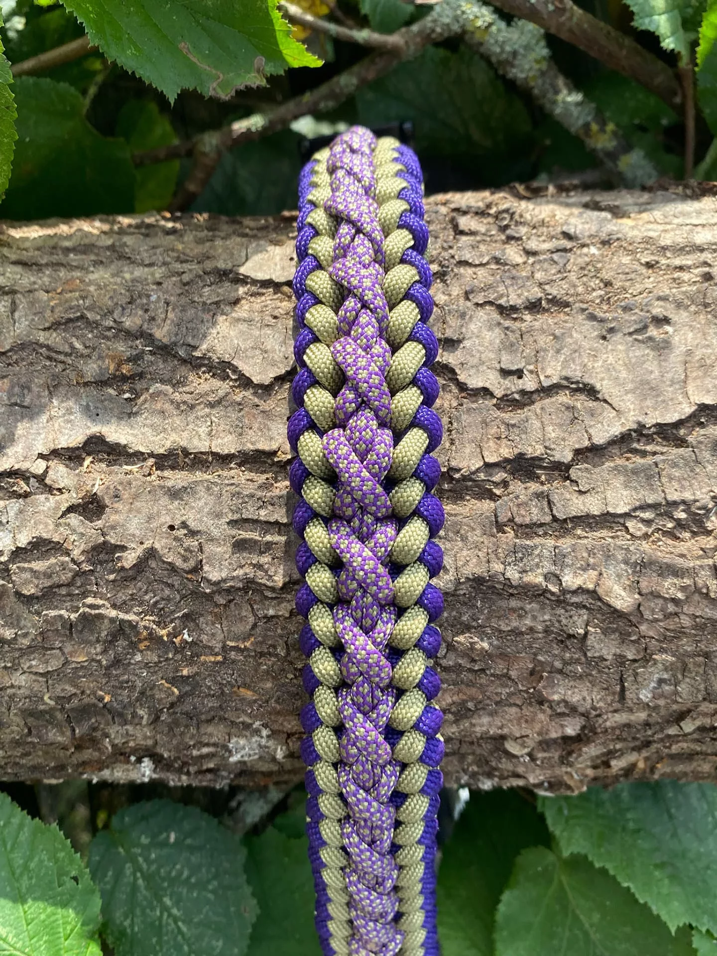 Accessoires au poil animaux fait main, fabrication en Normandie, collier coloris pastelstrokes et violet avec de l'or bariolé