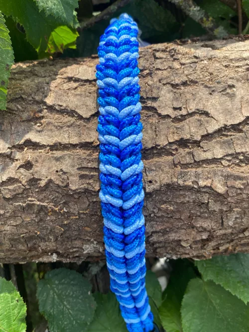 Accessoires au poil animaux fait main, fabrication en Normandie, collier river bar coloris camaïeu de bleu