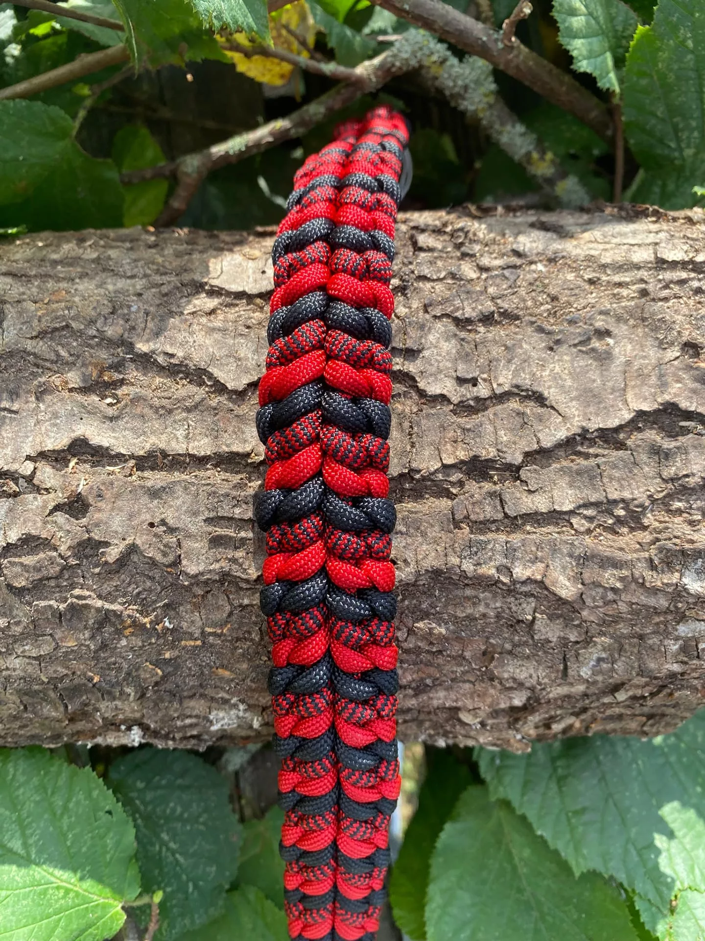 Accessoires au poil animaux fait main, fabrication en Normandie, collier river bar coloris noir et rouge