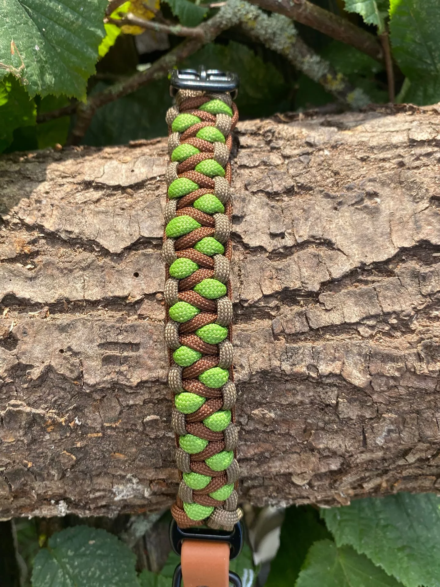 Accessoires au poil animaux fait main, fabrication en Normandie, collier salomon dragon coloris marron et vert Leaf